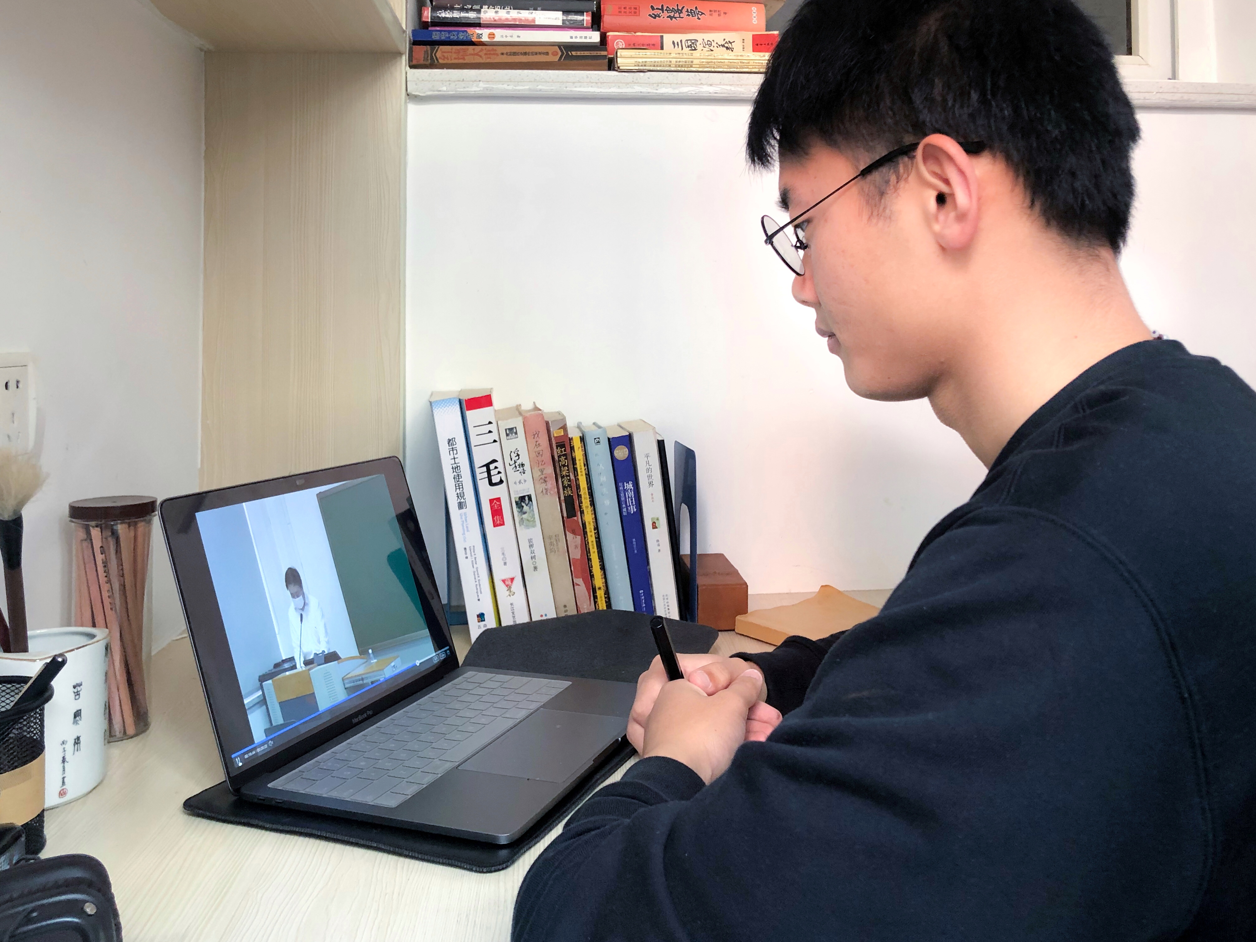1583197760905057298.jpg 333学生听吴书记2.jpg